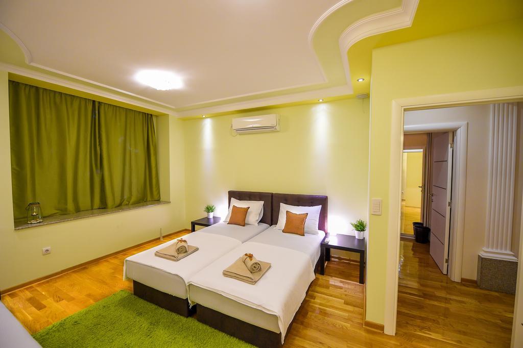 Sweet House Politika